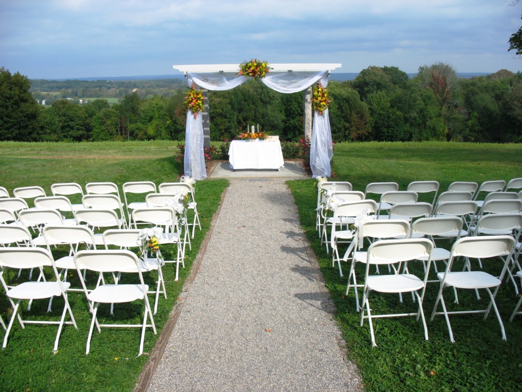 Location de chaises blanches ou noires pliantes